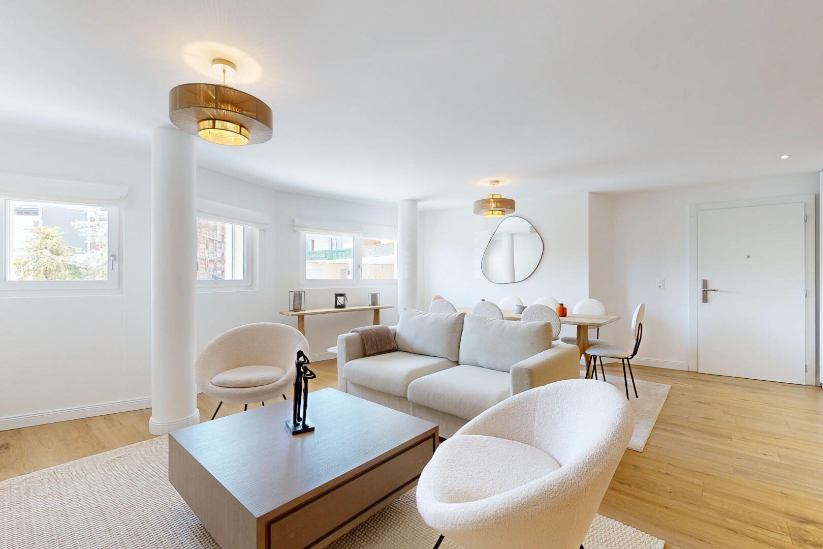 salon avec sol en finition bois, wood finish floor, inside property, cloison sèche, et drywall