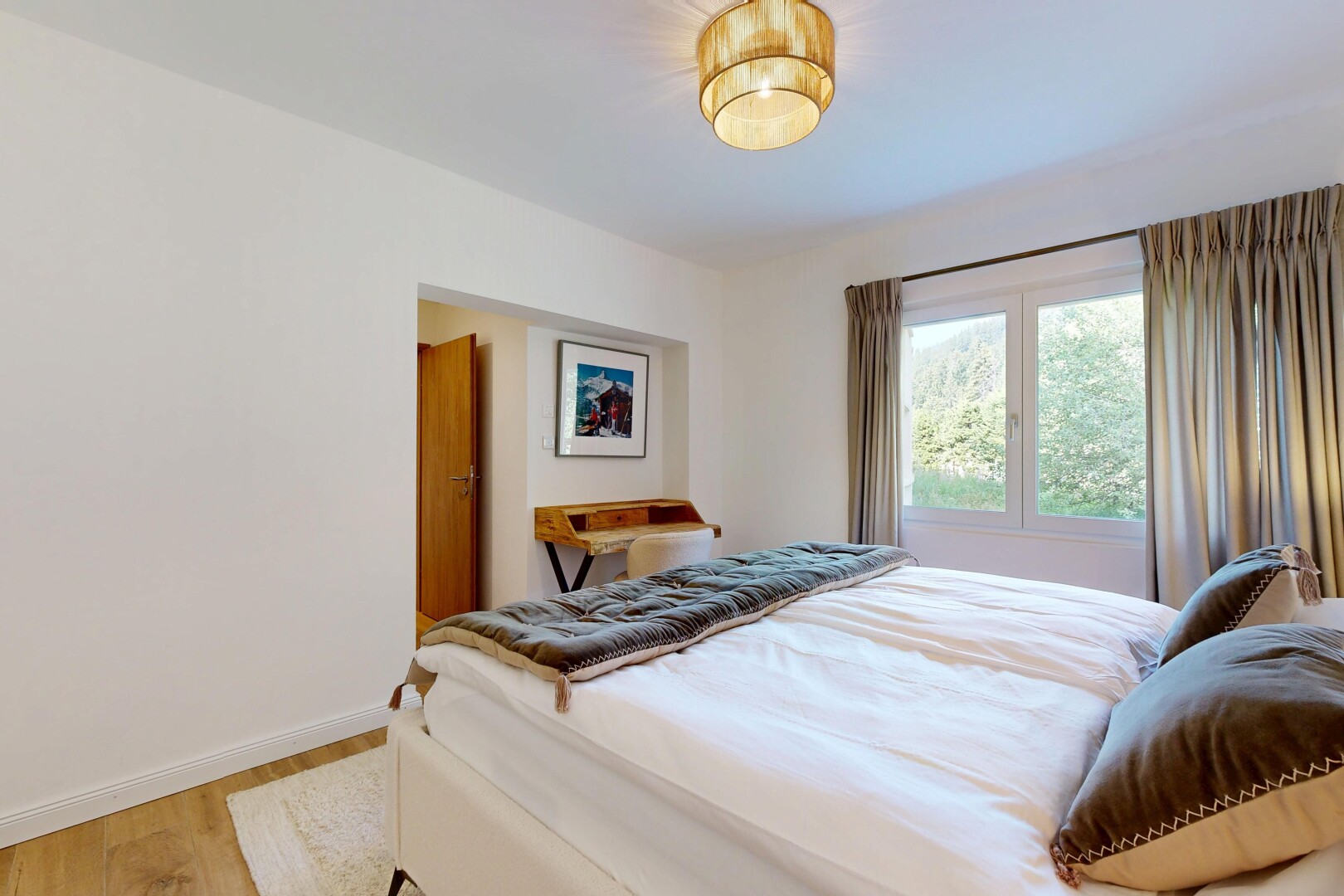 chambre avec sol en finition bois, wood finish floor, cloison sèche, drywall, et inside property
