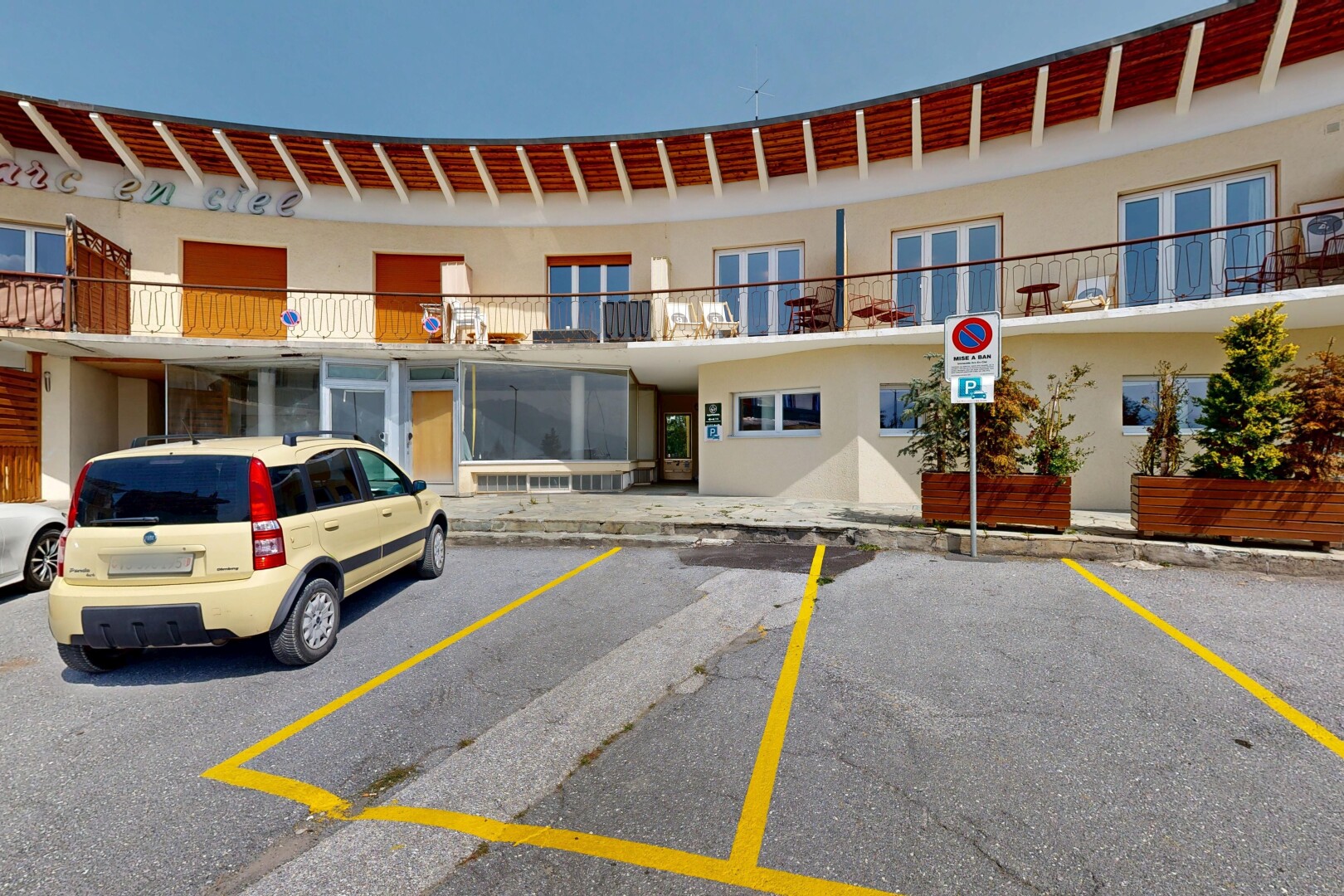 extérieur du bâtiment avec parking, day time, et from community