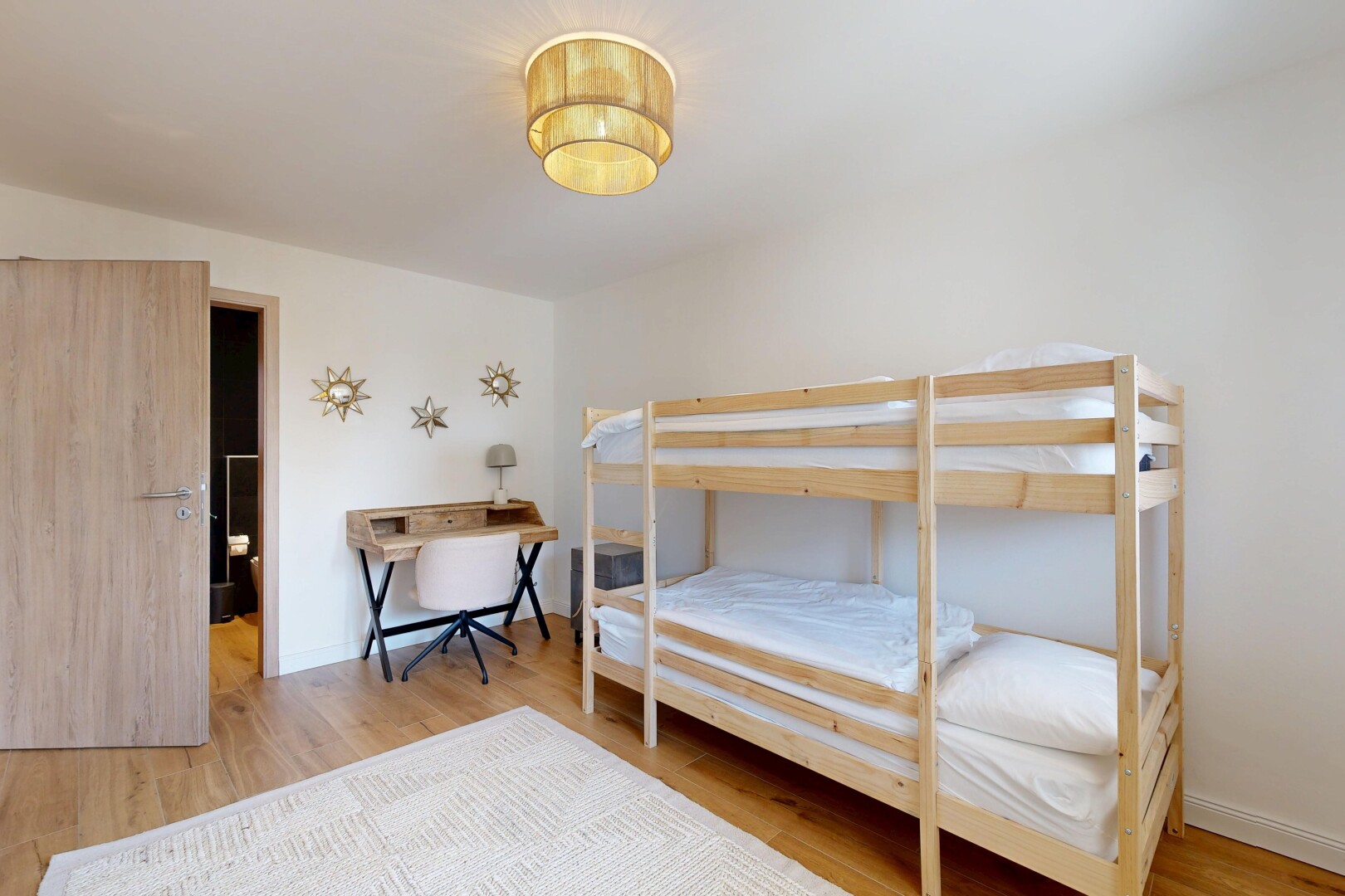 chambre avec wood finish floor, sol en finition bois, drywall, cloison sèche, et inside property
