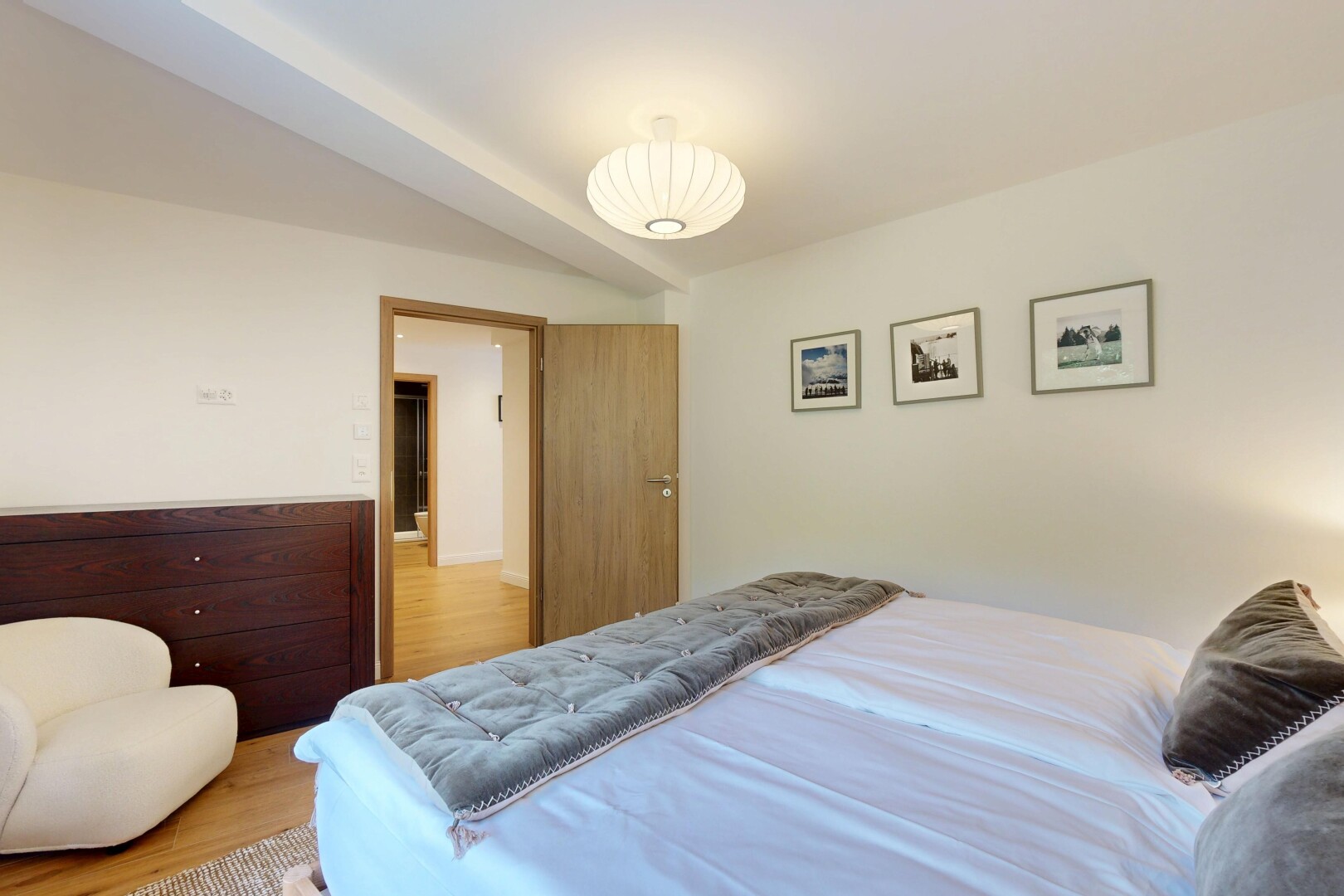 chambre avec sol en finition bois, wood finish floor, cloison sèche, drywall, et inside property