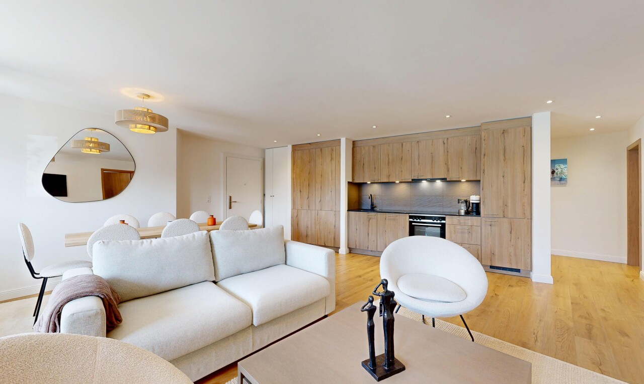 salon avec drywall, cloison sèche, wood finish floor, sol en finition bois, et inside property