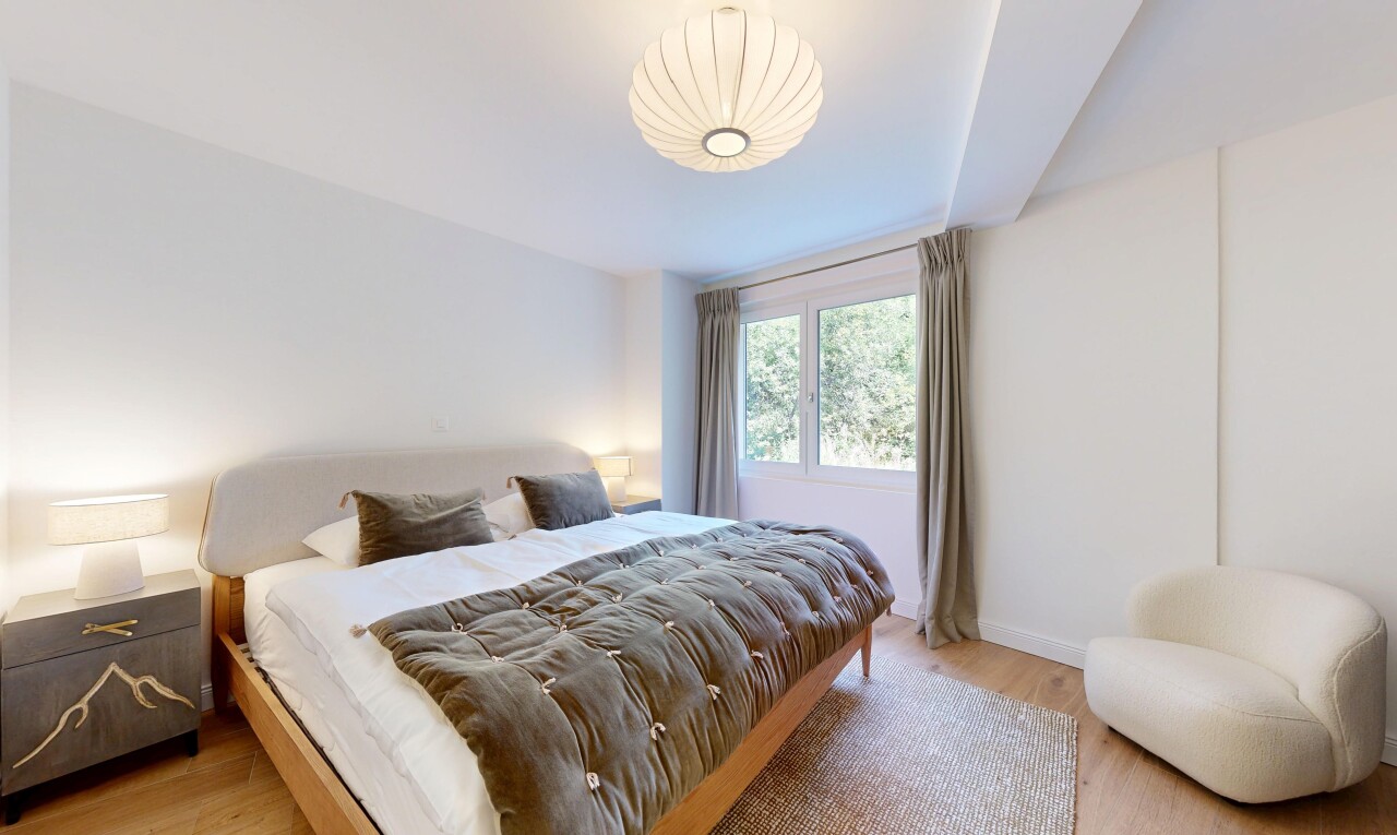 chambre avec wood finish floor, sol en finition bois, drywall, cloison sèche, et natural light