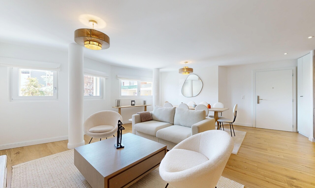 salon avec sol en finition bois, wood finish floor, inside property, cloison sèche, et drywall