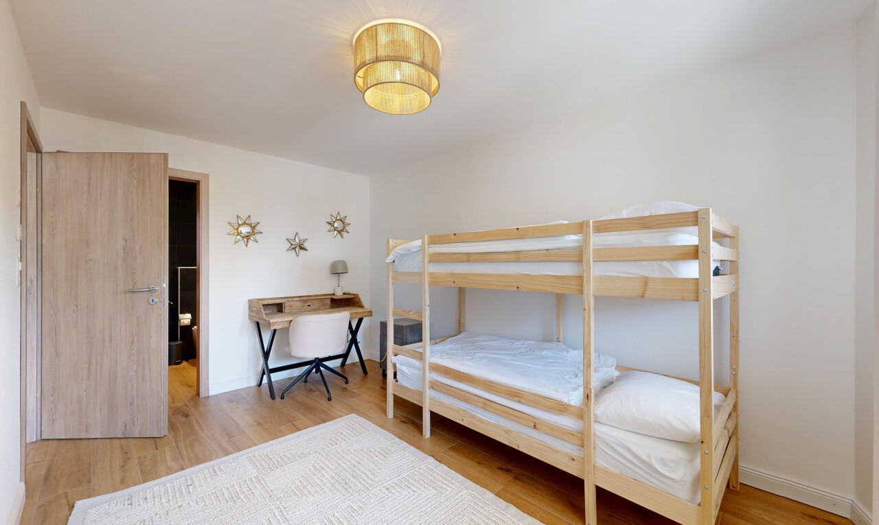 chambre avec wood finish floor, sol en finition bois, drywall, cloison sèche, et inside property