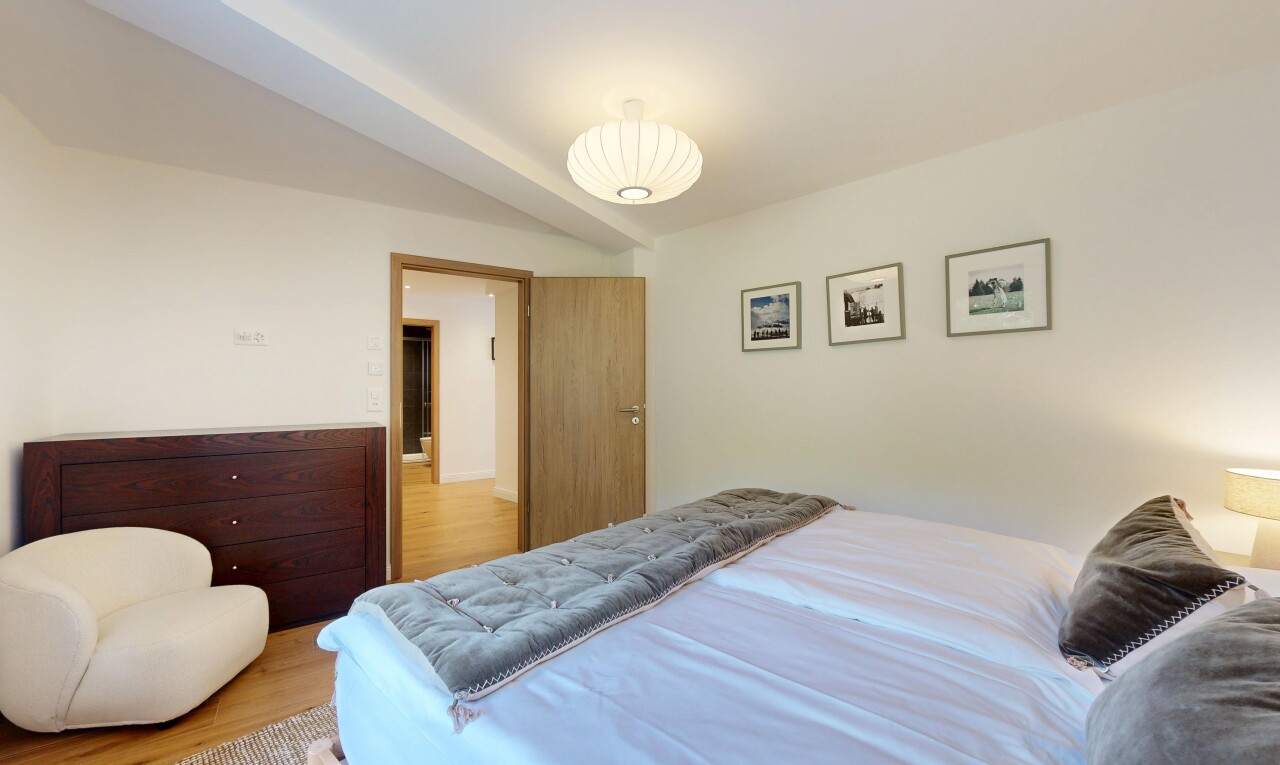 chambre avec sol en finition bois, wood finish floor, cloison sèche, drywall, et inside property