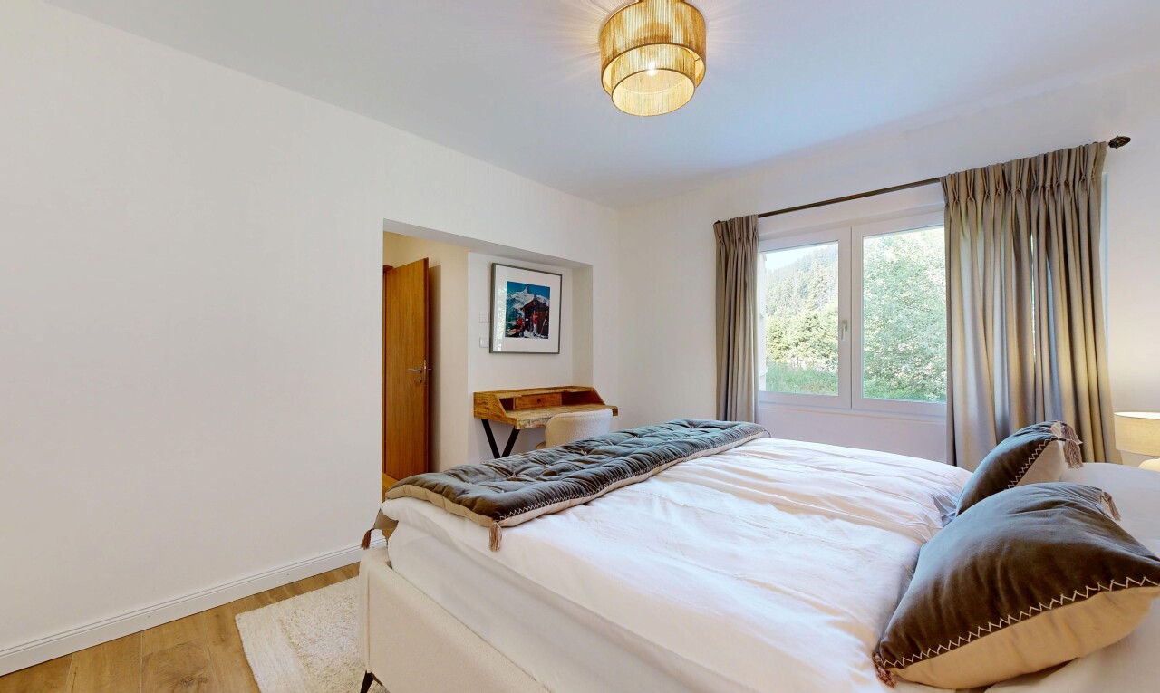 chambre avec sol en finition bois, wood finish floor, cloison sèche, drywall, et inside property