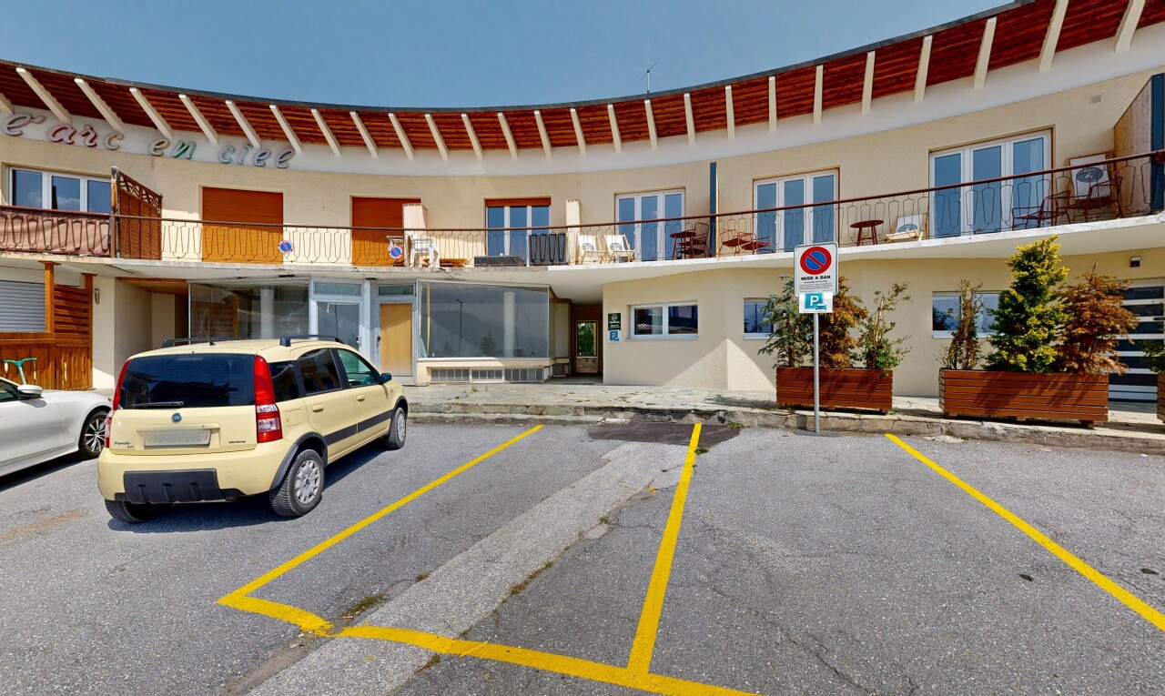 extérieur du bâtiment avec parking, day time, et from community