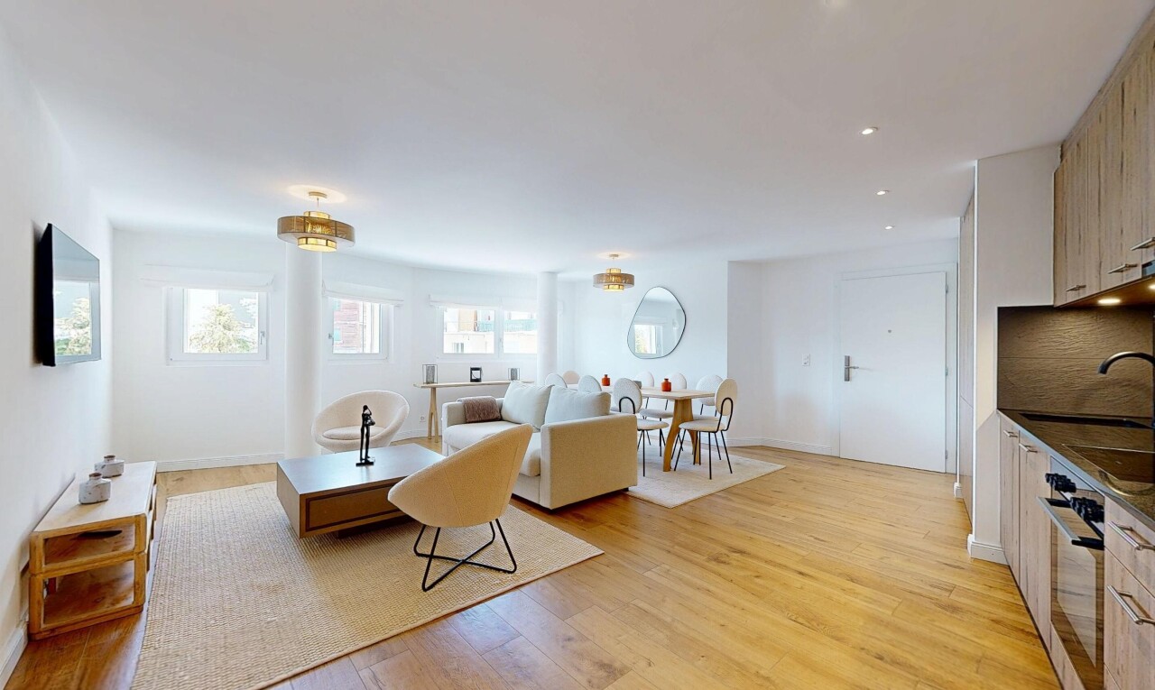 salon / salle à manger avec inside property, natural light, lumière naturelle, wood finish floor, et sol en finition bois