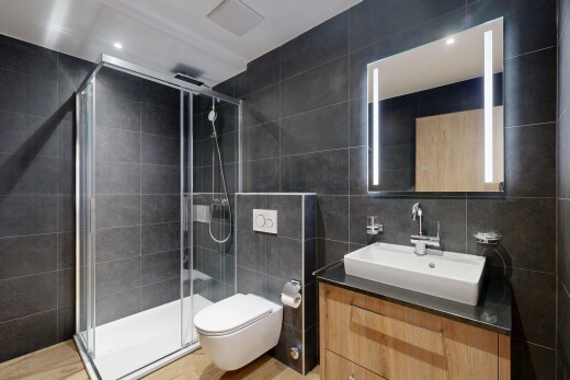 salle de bains avec tile wall, mur en carrelage, miroir, lavabo (ou coiffeuse selon le contexte), et salle de bain complète