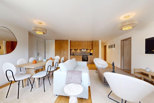 wohn- / esszimmer mit drywall, gipskartonwand, wood finish floor, holzfußboden, und inside property