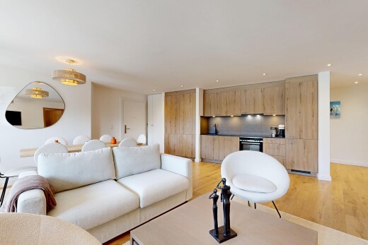 salon avec drywall, cloison sèche, wood finish floor, sol en finition bois, et inside property