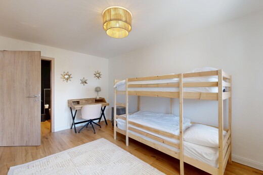 chambre avec wood finish floor, sol en finition bois, drywall, cloison sèche, et inside property