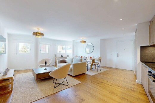 salon / salle à manger avec inside property, natural light, lumière naturelle, wood finish floor, et sol en finition bois
