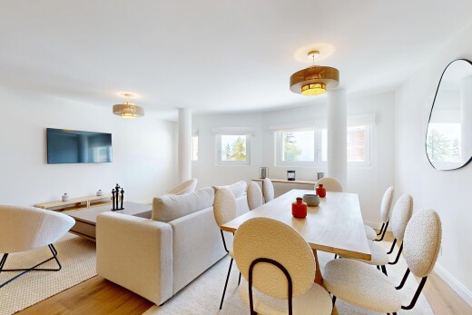 wohn- / esszimmer mit wood finish floor, holzfußboden, natural light, natürliches licht, und inside property