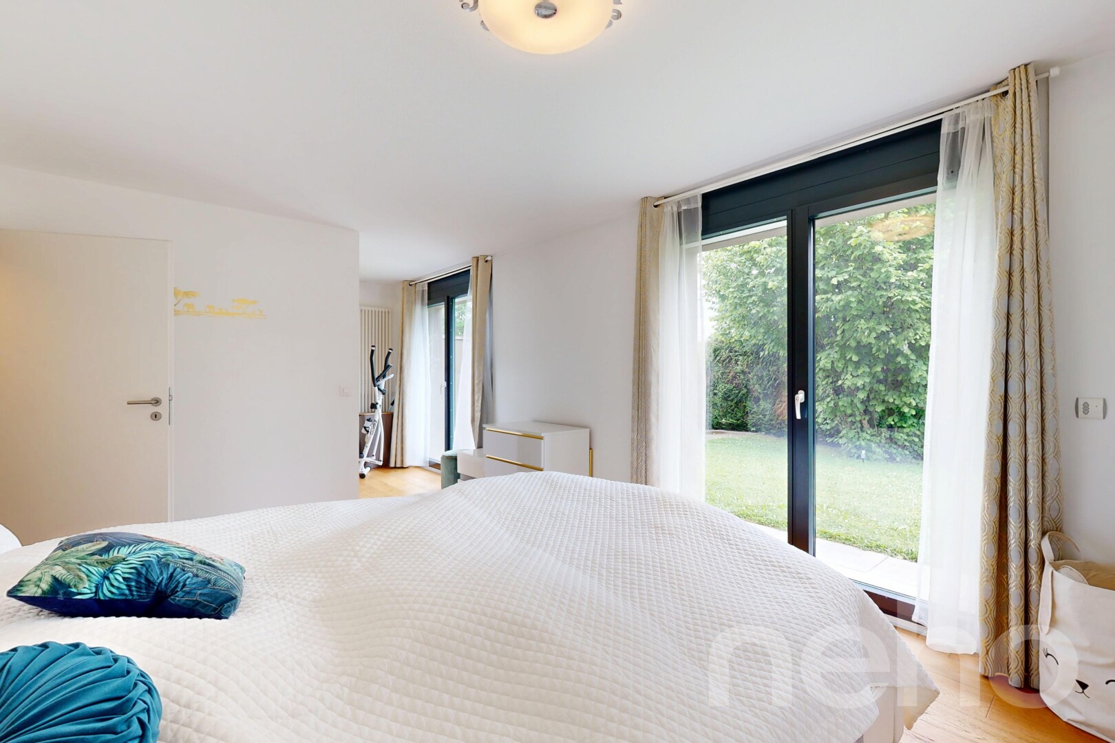 zimmer / schlafzimmer mit natürliches licht, natural light, inside property, außenzugang, und gipskartonwand