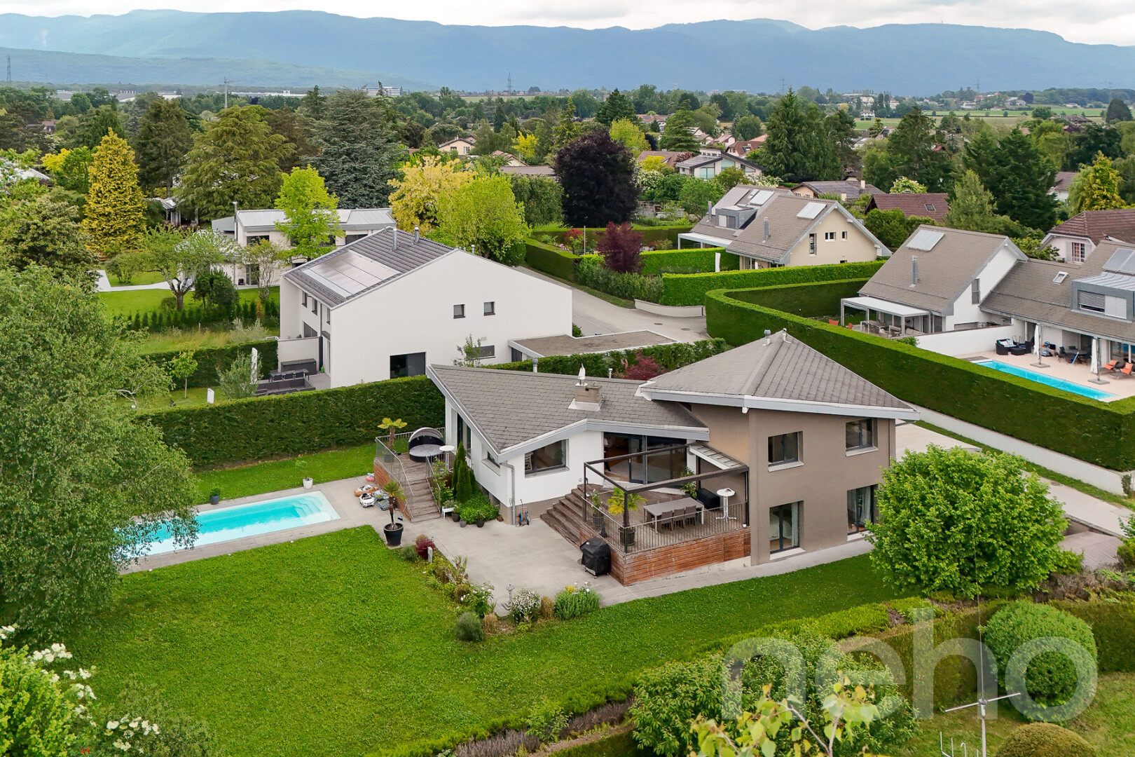 außenansicht mit schwimmbad, terrasse, wohngebietblick, residential view, und property visible