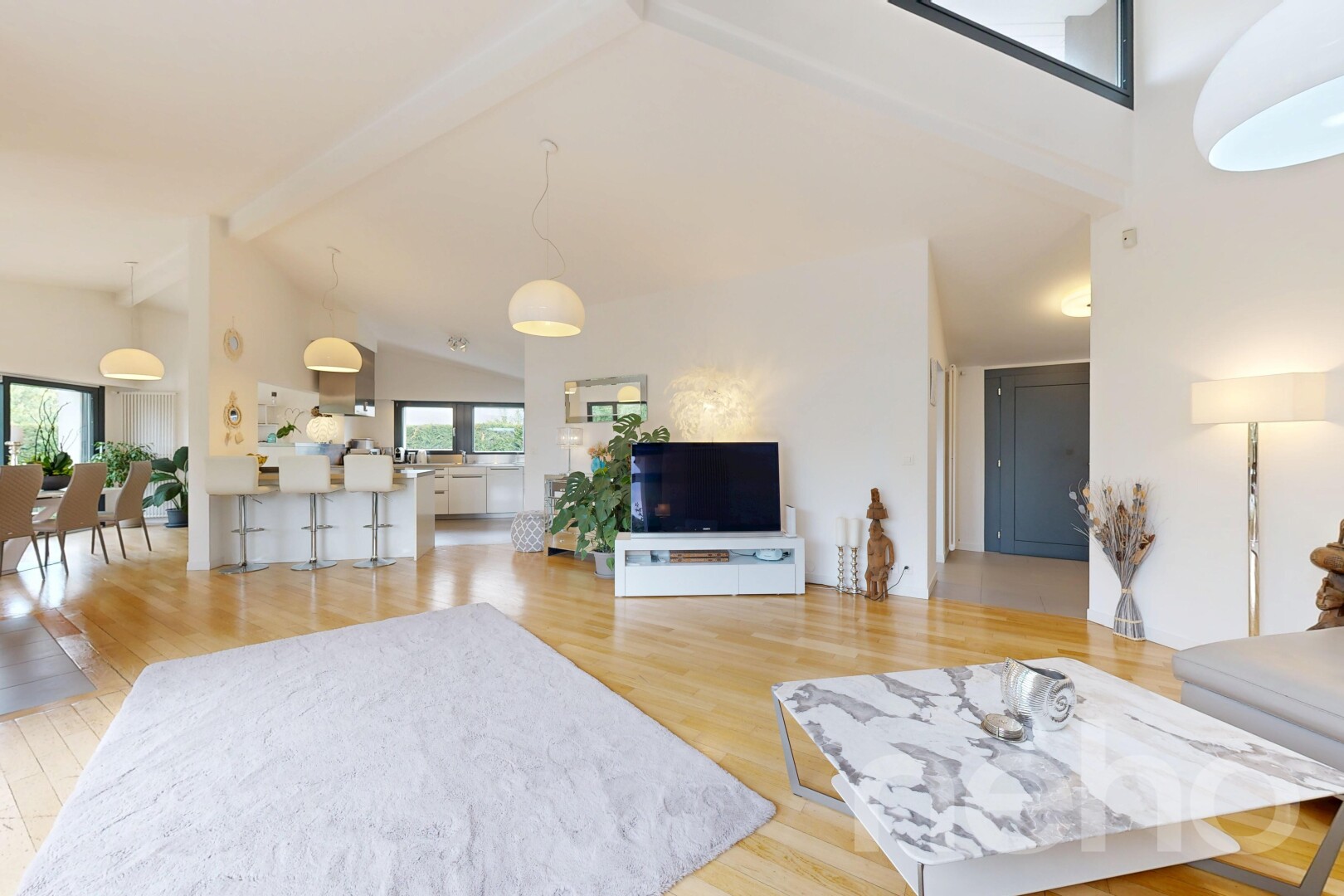 wohnzimmer mit fernseher, inside property, hohe decke, high ceiling, und dachschräge