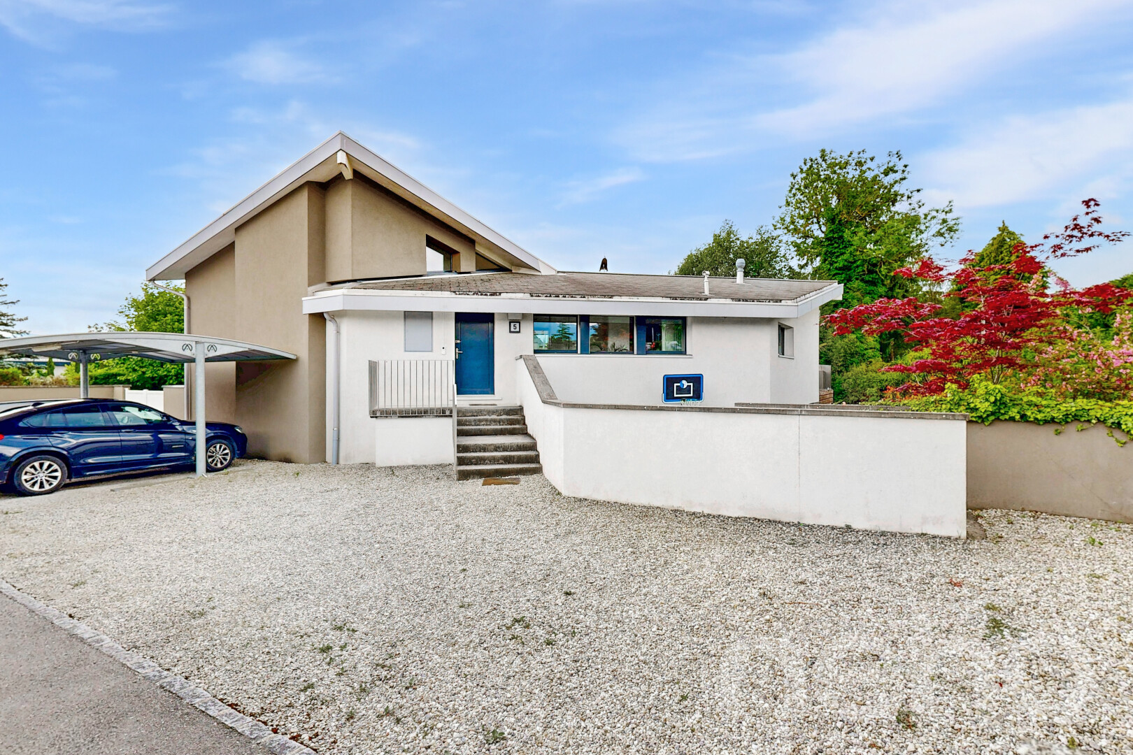 außenansicht mit property visible, day time, vortreppe, stuckverkleidung, und carport