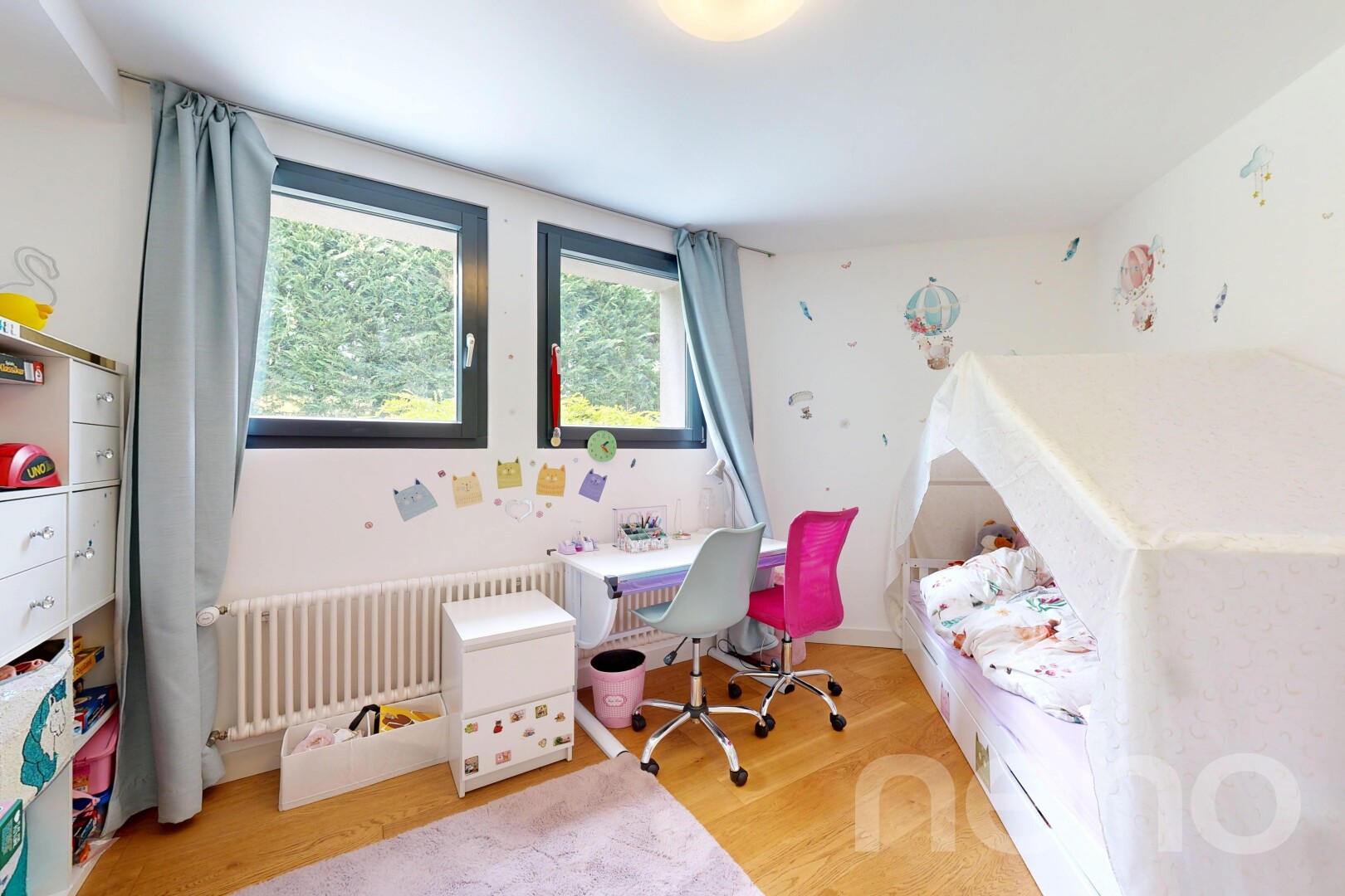 zimmer / schlafzimmer mit kühler, natürliches licht, natural light, holzfußboden, und wood finish floor