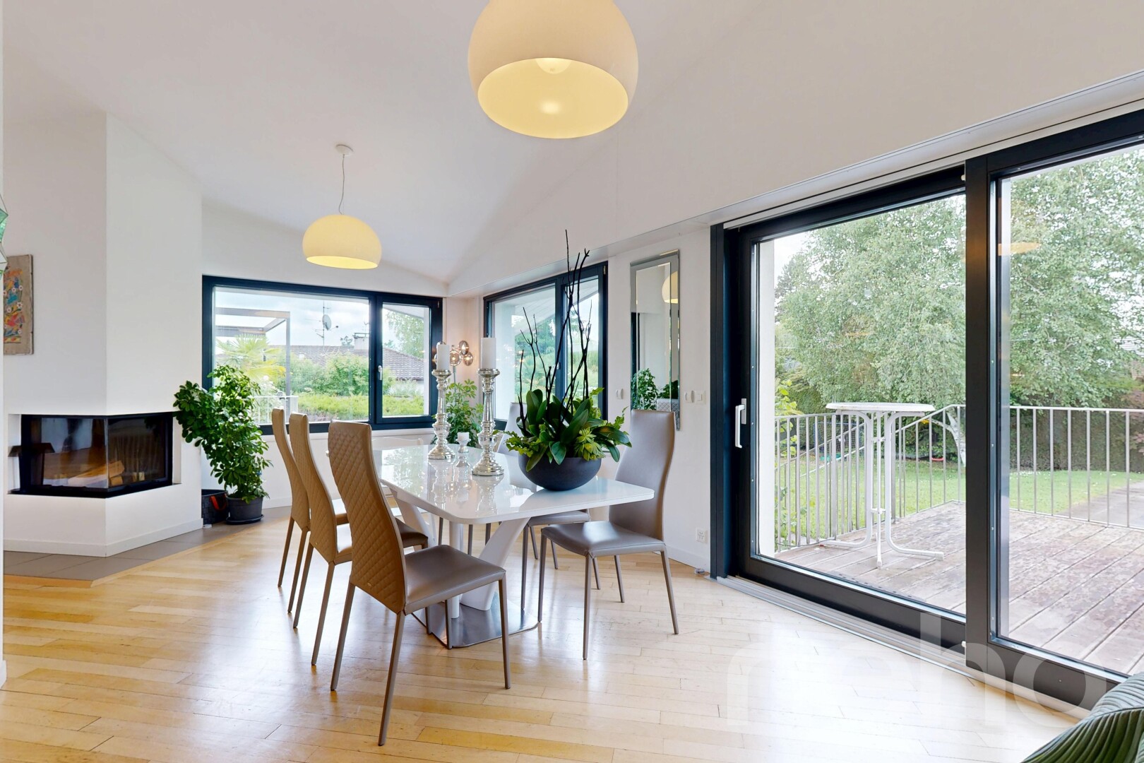 esszimmer mit inside property, holzfußboden, wood finish floor, gipskartonwand, und drywall