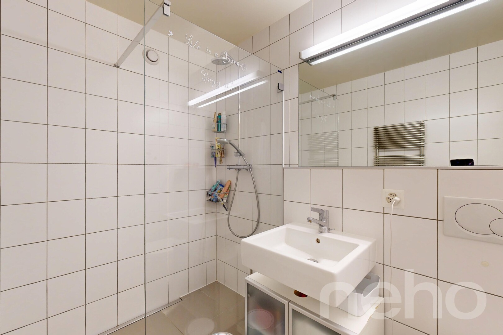 bad mit fliesenwand, tile wall, inside property, dusche, und komplettes badezimmer