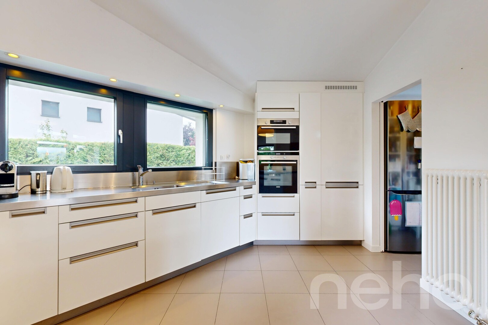 küche mit edelstahl-arbeitsplatten, kühler, kühlschrank, natürliches licht, und natural light