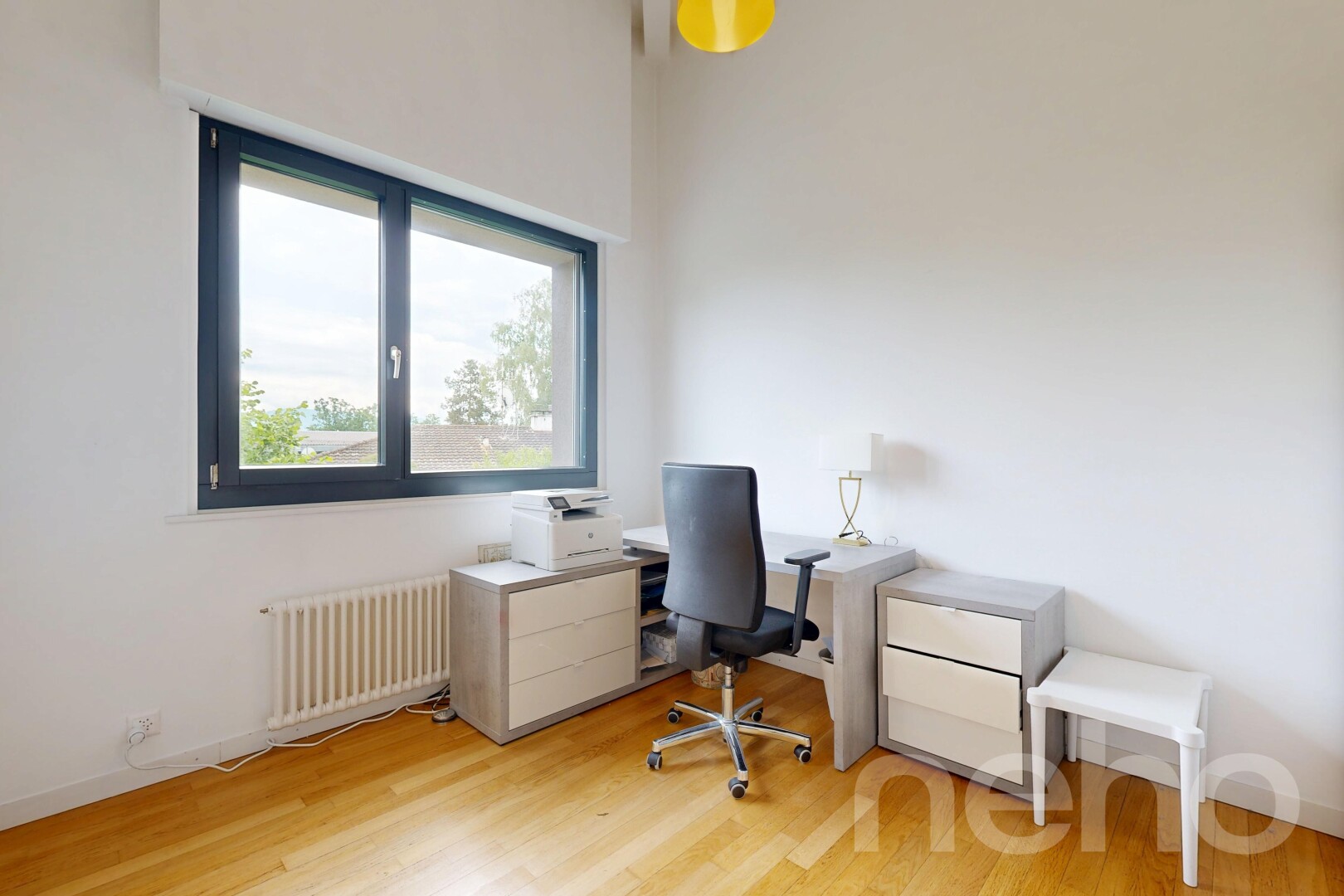 büro mit kühler, gipskartonwand, drywall, inside property, und holzfußboden