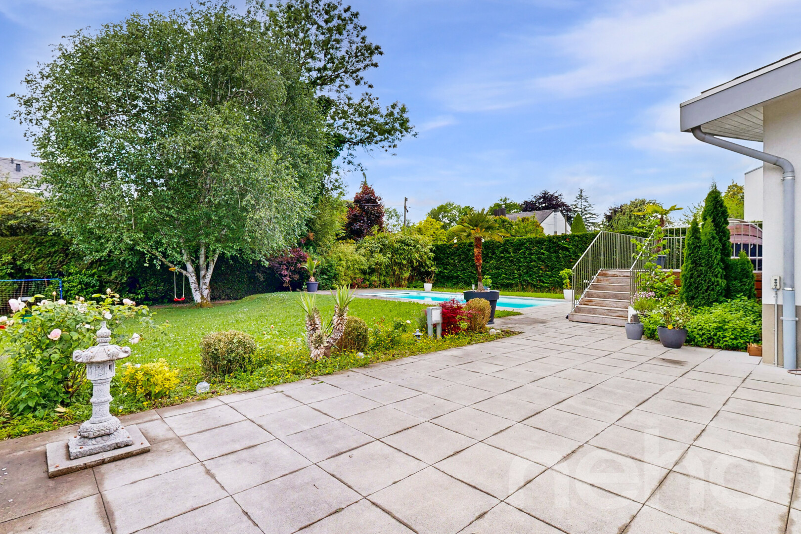 terrasse mit terrasse, from property, rasen, schwimmbad, und day time