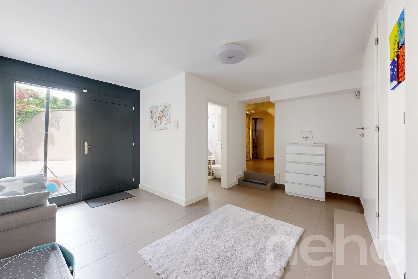 wohnzimmer mit inside property, natürliches licht, natural light, gipskartonwand, und drywall