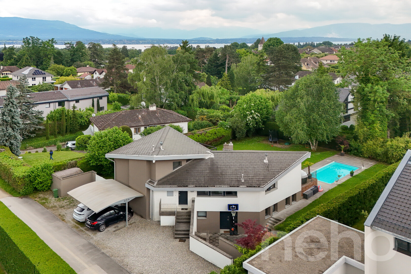 außenansicht mit residential view, wohngebietblick, stuckverkleidung, und freistehender carport