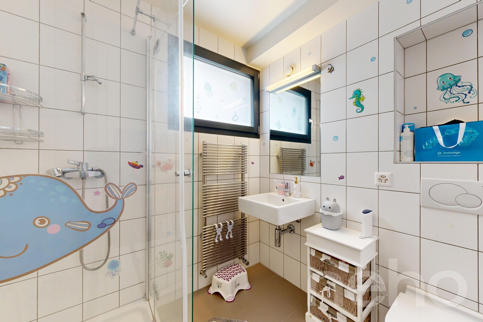 bad mit fliesenwand, tile wall, komplettes badezimmer, dusche, und spiegel