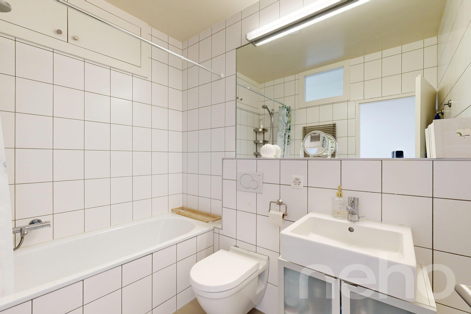bad mit fliesenwand, tile wall, toilette, komplettes badezimmer, und spiegel