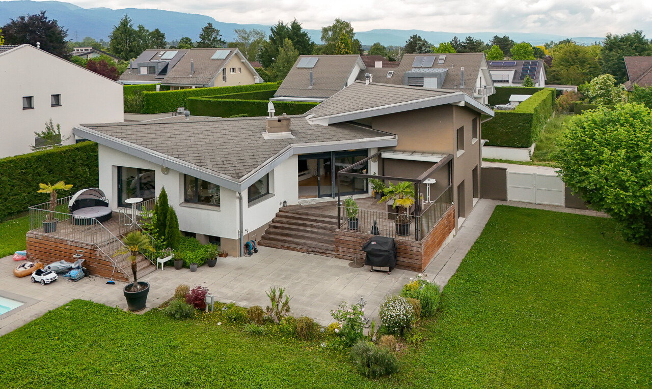 außenansicht mit terrasse, stuckverkleidung, property visible, rasen, und residential view