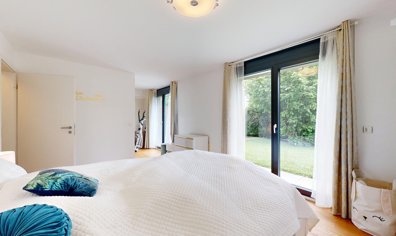 zimmer / schlafzimmer mit natürliches licht, natural light, inside property, außenzugang, und gipskartonwand