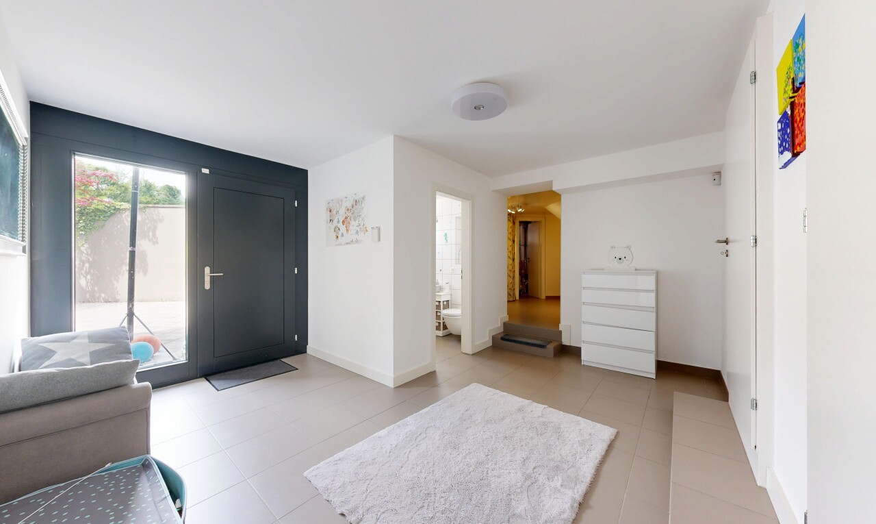 wohnzimmer mit inside property, natürliches licht, natural light, gipskartonwand, und drywall