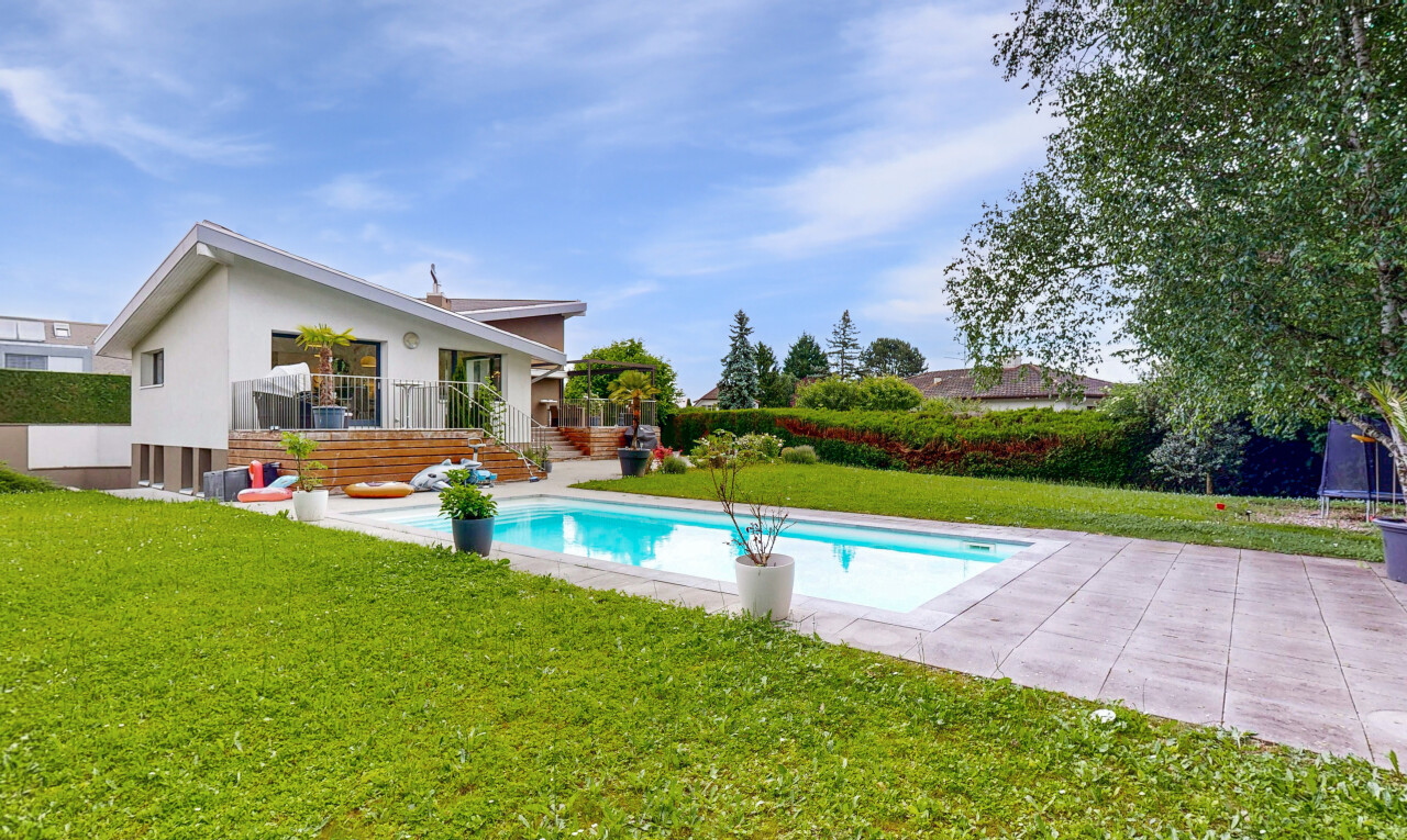 schwimmbad mit rasen, schwimmbad, day time, und property visible