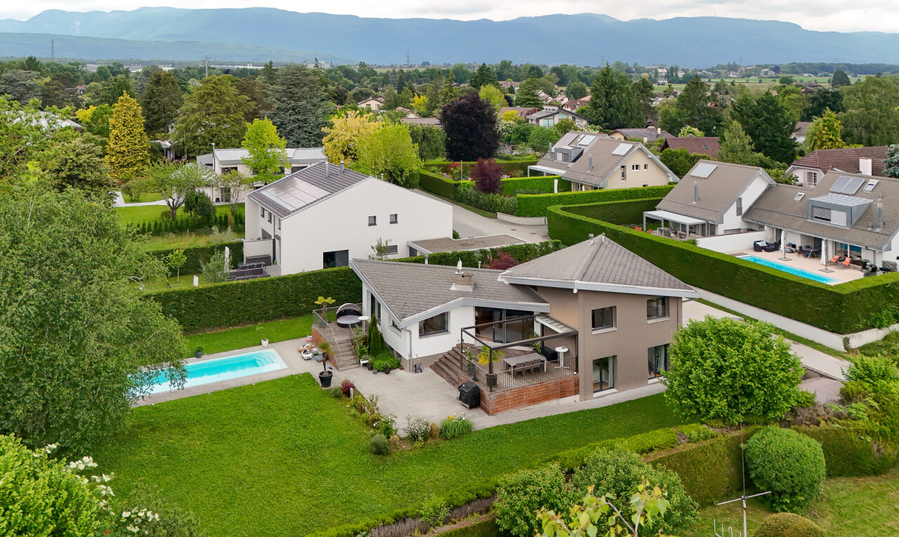 außenansicht mit schwimmbad, terrasse, wohngebietblick, residential view, und property visible