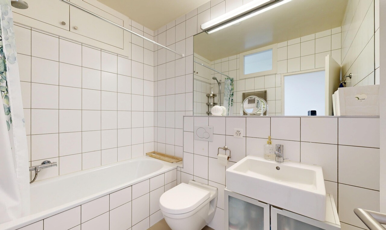 bad mit fliesenwand, tile wall, toilette, komplettes badezimmer, und spiegel