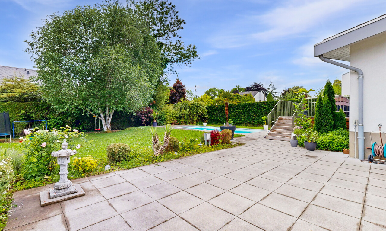 terrasse mit terrasse, from property, rasen, schwimmbad, und day time
