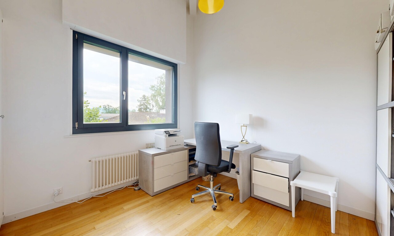 büro mit kühler, gipskartonwand, drywall, inside property, und holzfußboden