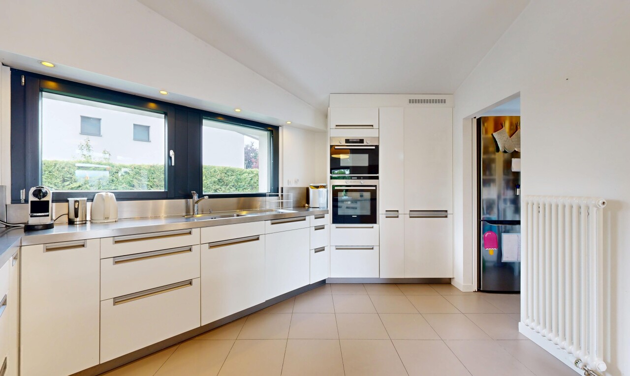 küche mit edelstahl-arbeitsplatten, kühler, kühlschrank, natürliches licht, und natural light