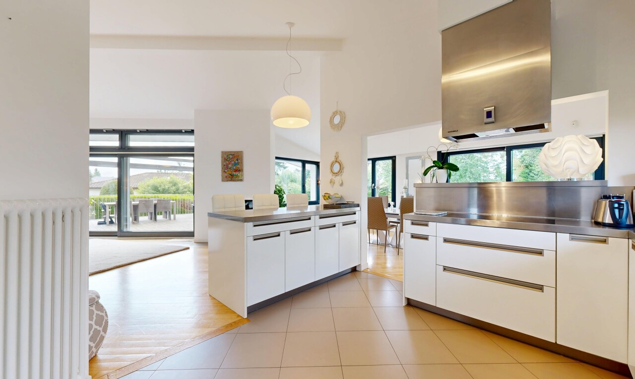 küche mit hohe decke, high ceiling, edelstahl-arbeitsplatten, inside property, und schränke mit flachen paneelen