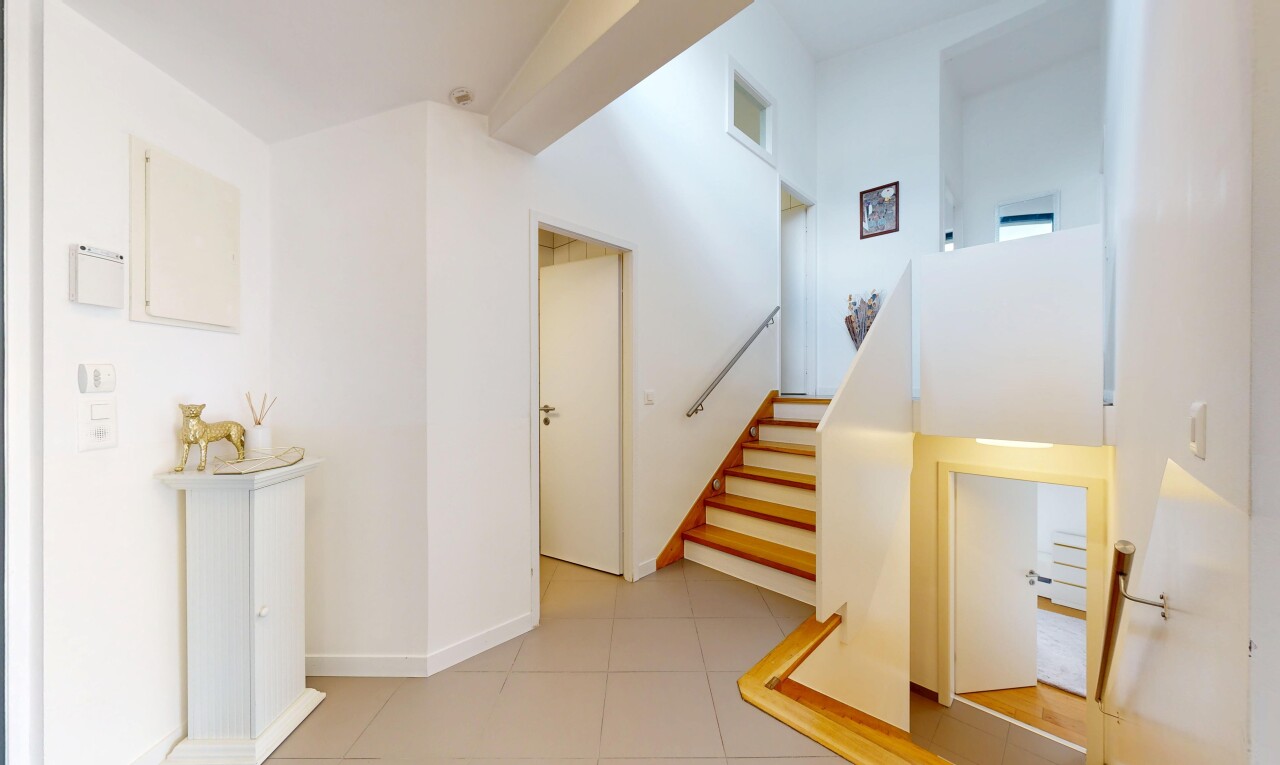 treppe mit gipskartonwand, drywall, lüftungsgitter, inside property, und treppen