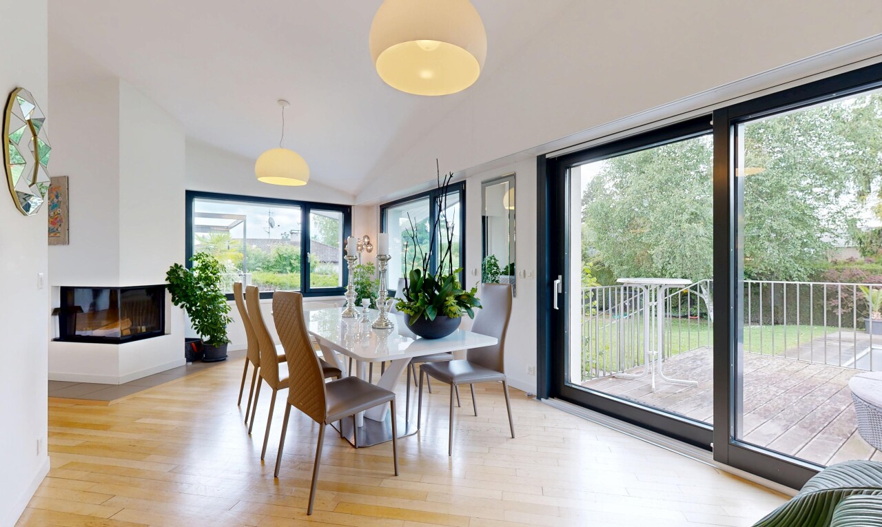 esszimmer mit inside property, holzfußboden, wood finish floor, gipskartonwand, und drywall