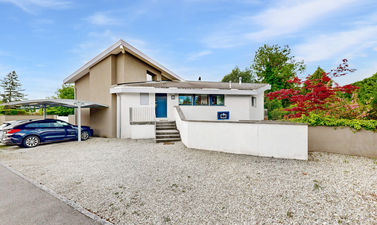außenansicht mit property visible, day time, vortreppe, stuckverkleidung, und carport