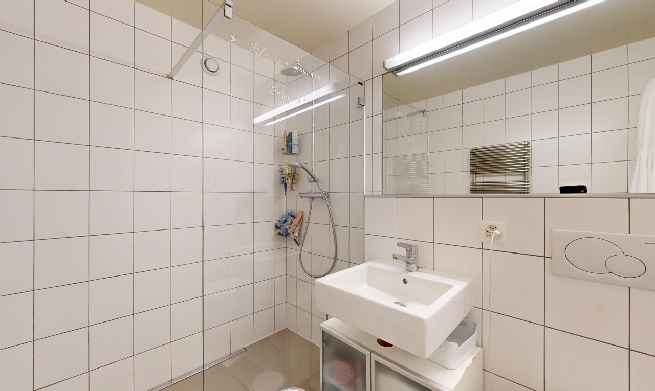 bad mit fliesenwand, tile wall, inside property, dusche, und komplettes badezimmer