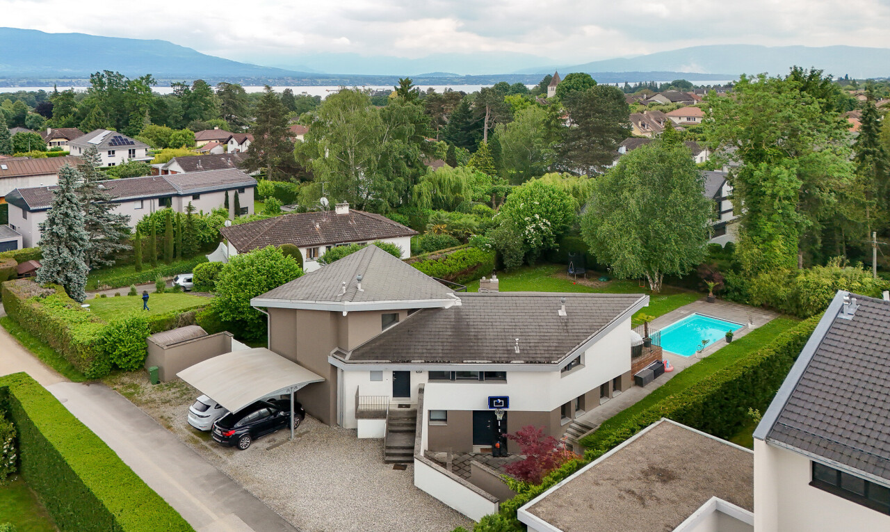 außenansicht mit residential view, wohngebietblick, stuckverkleidung, und freistehender carport