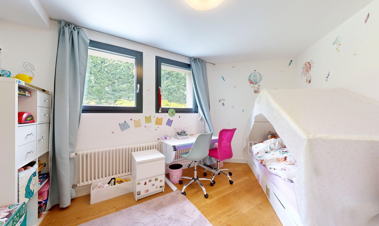 zimmer / schlafzimmer mit kühler, natürliches licht, natural light, holzfußboden, und wood finish floor