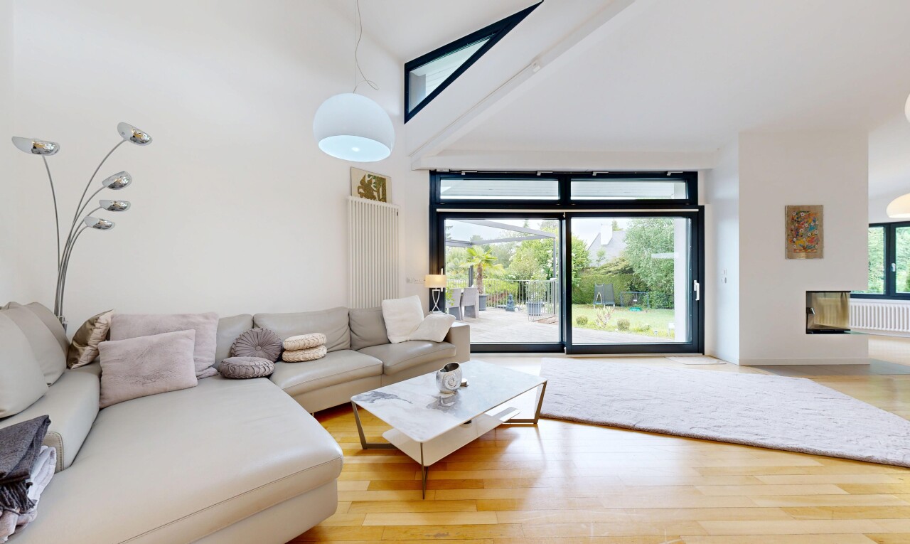 wohnzimmer mit hohe decke, high ceiling, inside property, gipskartonwand, und drywall